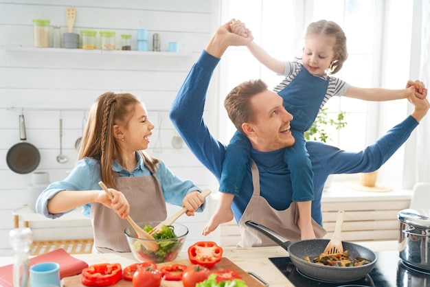 Família feliz na cozinha.