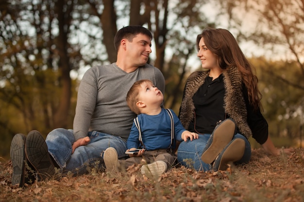 Família feliz na floresta de outono