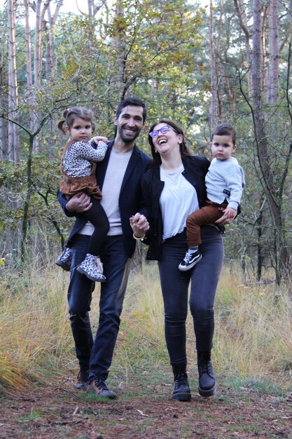 Foto família feliz na floresta