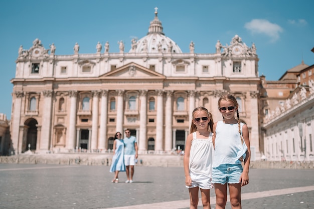 Família feliz na igreja da Basílica de São Pedro na cidade do Vaticano.