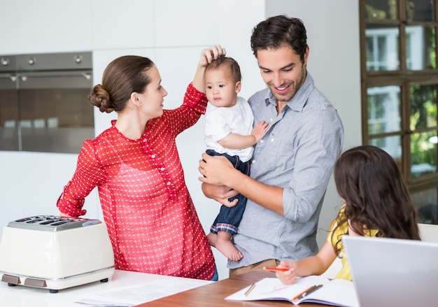 Foto família feliz na mesa