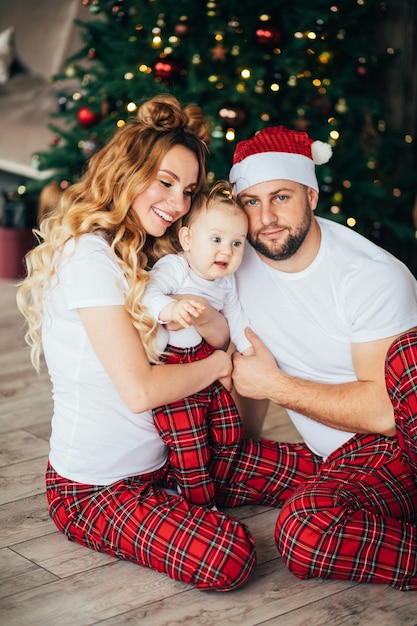 Família feliz na mesma época de Natal de pijamas.