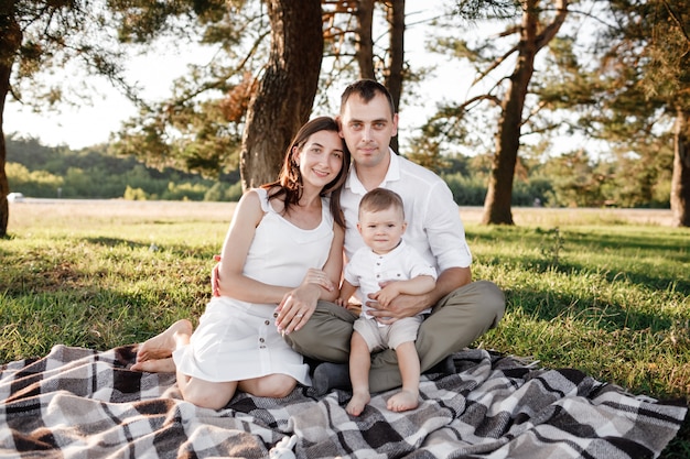 Foto família feliz na natureza, passando um tempo juntos em um dia de verão