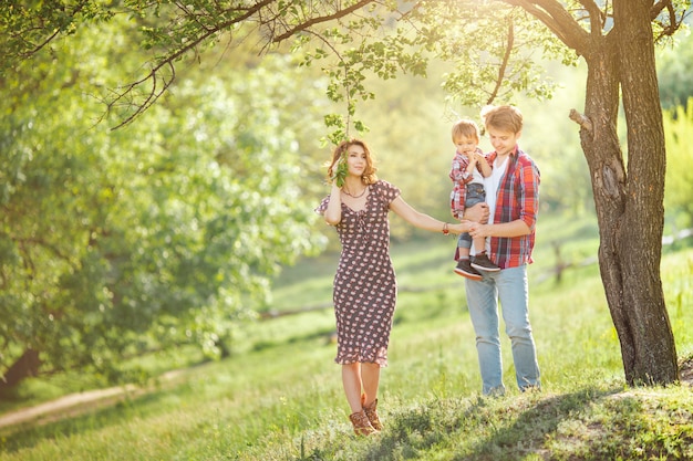 Família feliz na natureza