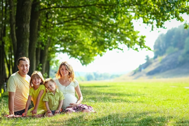 Família feliz na natureza