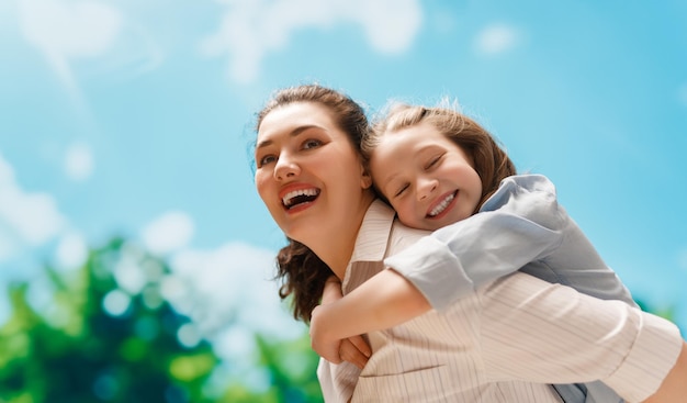 Família feliz na natureza