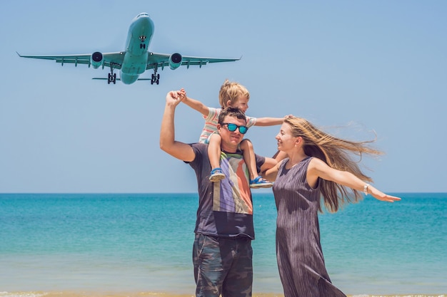 Família feliz na praia e pouso de aeronaves. Viajar com o conceito de crianças.