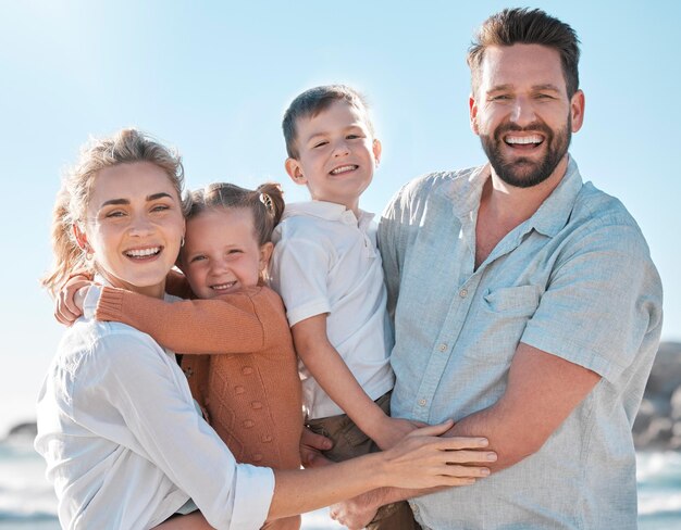 Família feliz na praia e retrato de pais com crianças para férias, férias e aventura. Viagens na natureza e mãe, pai e filhos pelo oceano para relacionamentos de ligação e diversão à beira-mar para relaxar.