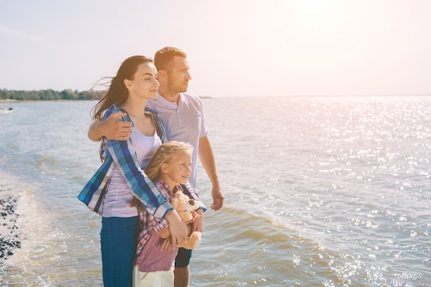 Família feliz na praia. pessoas se divertindo nas férias de verão.