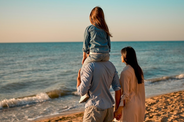 família feliz na praia