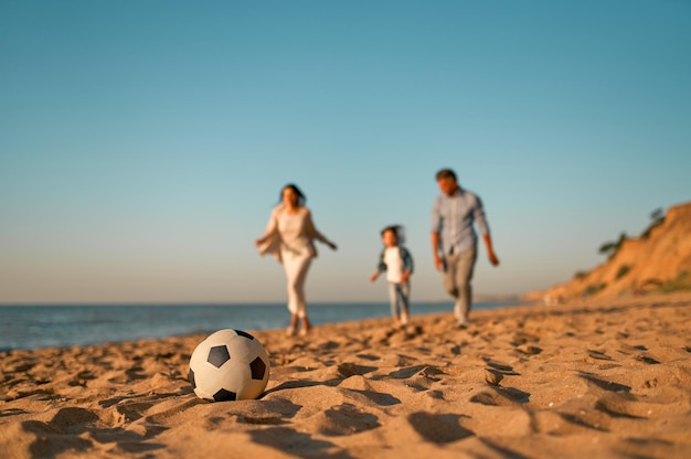 família feliz na praia