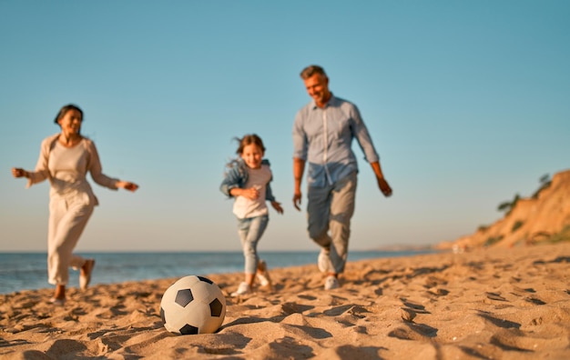 família feliz na praia