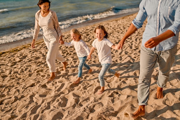 família feliz na praia