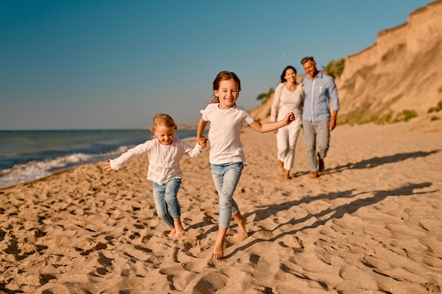 família feliz na praia