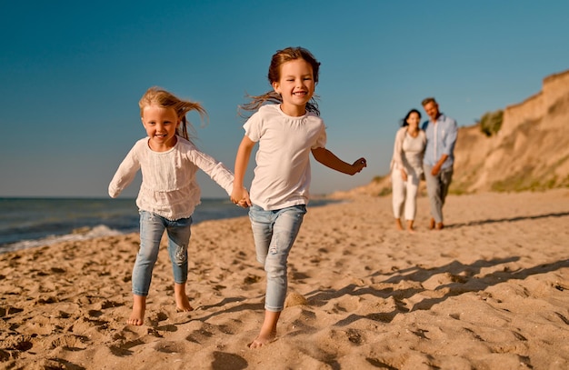 família feliz na praia