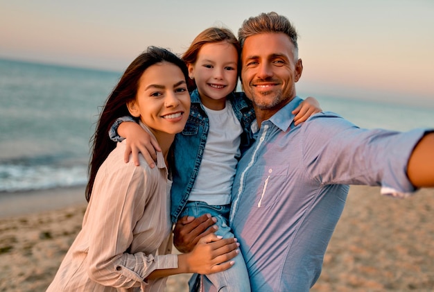 família feliz na praia