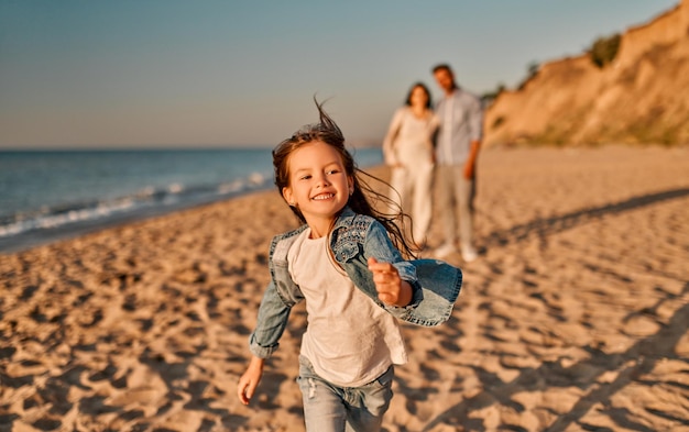 família feliz na praia