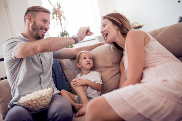 Família feliz na sala de estar