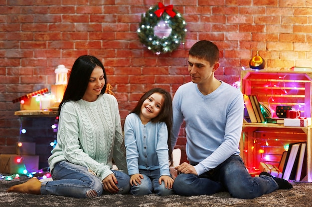 Família feliz na sala decorada de natal