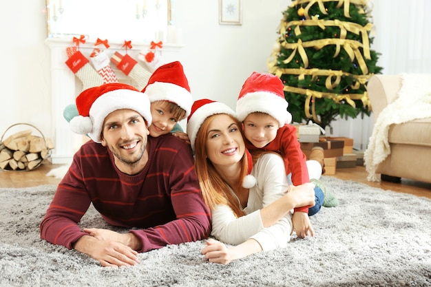 Família feliz na sala decorada para o natal