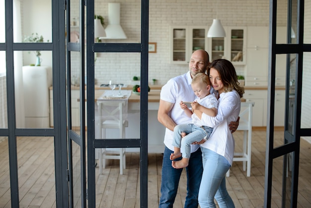 Família feliz na sala junto