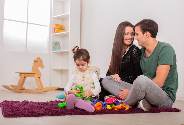 Família feliz na sala