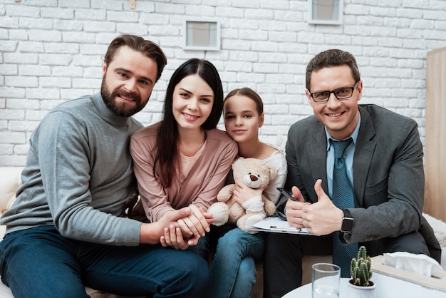 Família feliz na sessão de terapia psicológica