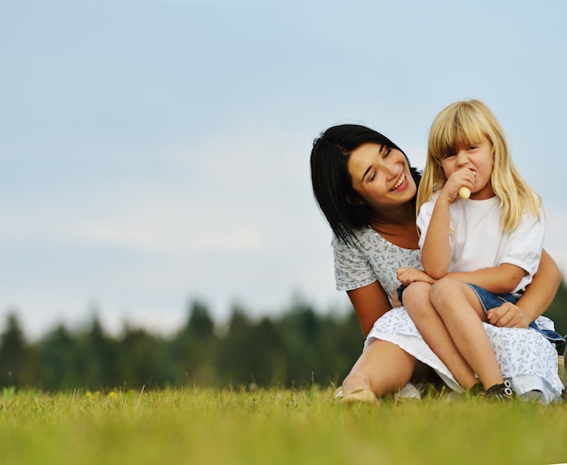 Familia feliz en la naturaleza divirtiéndose