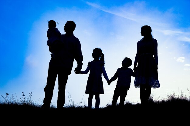 Familia feliz, en, naturaleza, silueta