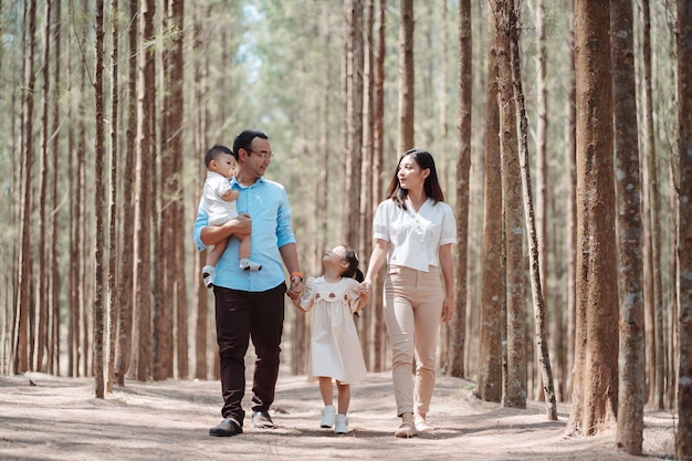 Familia feliz en la naturaleza Viaje de familia el fin de semana jugando juntos en el bosque