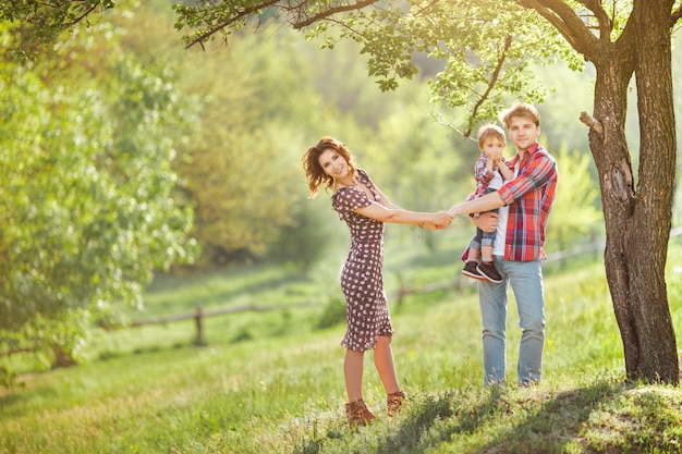 Familia feliz en la naturaleza