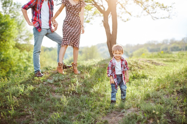 Familia feliz en la naturaleza