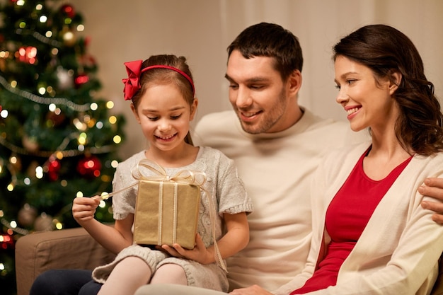 familia feliz con la Navidad presente en casa