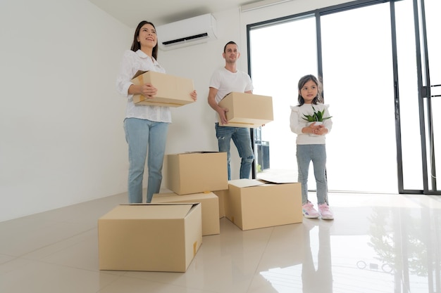 Familia feliz con niña mudándose a un nuevo hogar