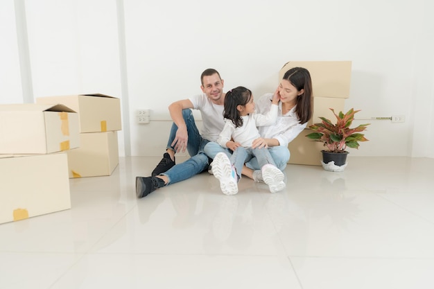 Familia feliz con niña mudándose a un nuevo hogar