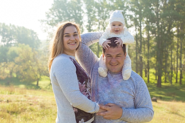 Familia feliz con el niño en el campo.