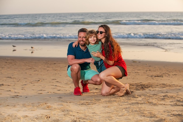 Familia feliz y niño disfrutando del atardecer en la playa Ocio de verano