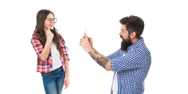 Familia feliz de niño con gafas de cabina posando para el hombre tomando fotos con diversión de teléfono inteligente