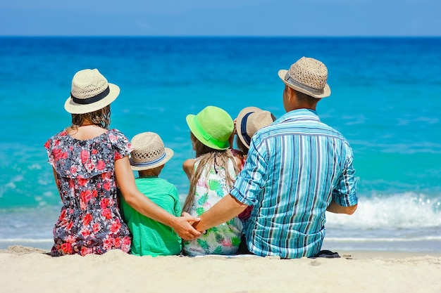 Una familia feliz con niños en la costa del mar viajes