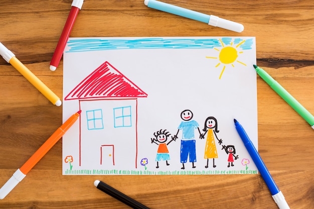 Familia feliz con niños dibujando