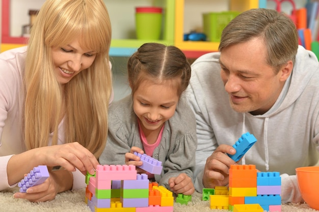 Familia feliz con niños jugando con bloques de juguete