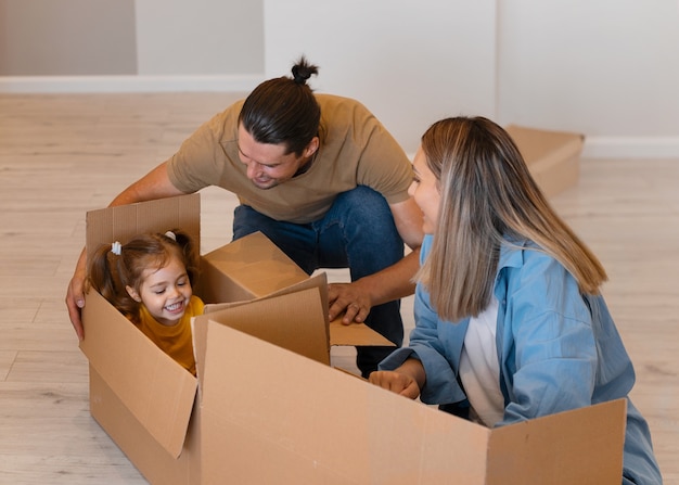 Foto familia feliz con niños mudándose a su nuevo hogar