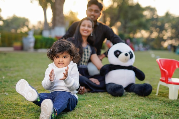 Familia feliz con niños en el parque al atardecer