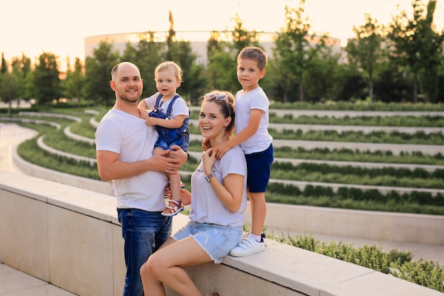 familia feliz con niños a pasear por el parque moderno