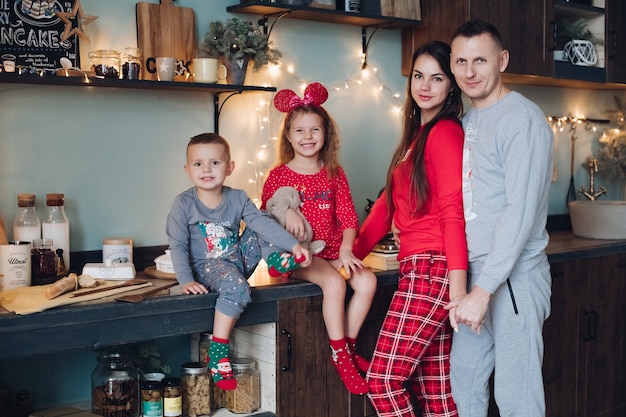 Familia feliz con niños relajarse el día de Navidad