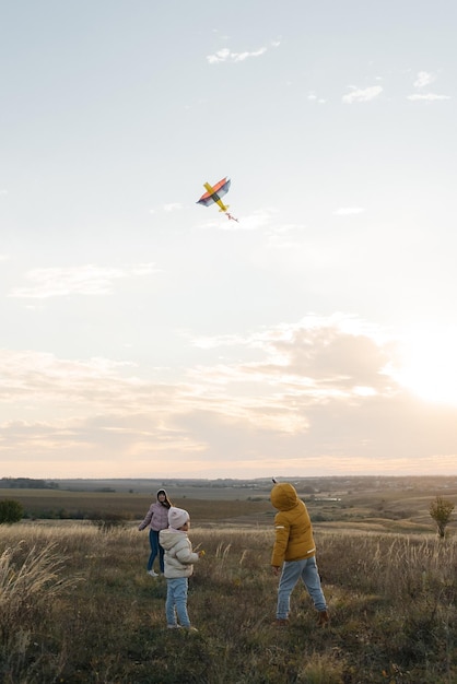 Una familia feliz con niños vuela una cometa y pasa tiempo juntos al aire libre en una reserva natural Infancia feliz y vacaciones en familia Libertad y espacio