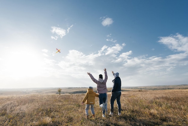 Una familia feliz con niños vuela una cometa y pasa tiempo juntos al aire libre en una reserva natural Infancia feliz y vacaciones en familia Libertad y espacio