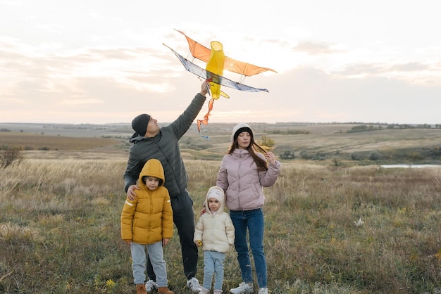 Una familia feliz con niños vuela una cometa y pasa tiempo juntos al aire libre en una reserva natural Infancia feliz y vacaciones en familia Libertad y espacio