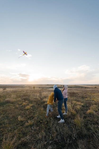 Una familia feliz con niños vuela una cometa y pasa tiempo juntos al aire libre en una reserva natural Infancia feliz y vacaciones en familia Libertad y espacio