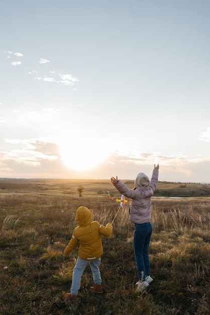 Una familia feliz con niños vuela una cometa y pasa tiempo juntos al aire libre en una reserva natural Infancia feliz y vacaciones en familia Libertad y espacio